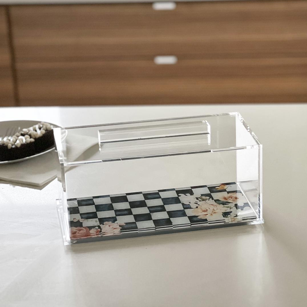 Chic Checkered Lucite Cake Tray with Lid